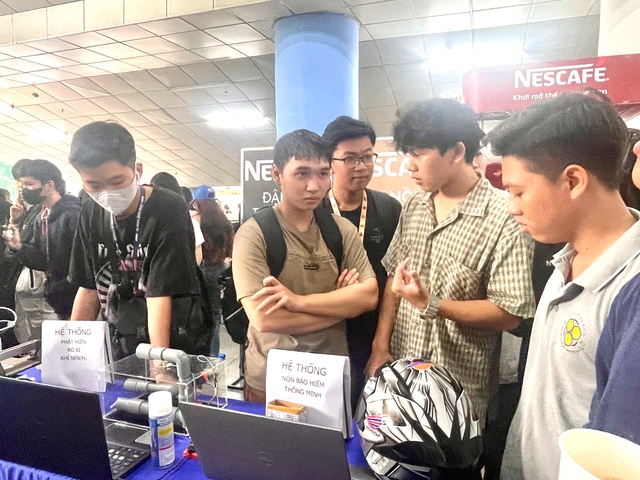 Sinh viên khóa trước không gian công nghệ để chào đón tân sinh viên - Ảnh 4.