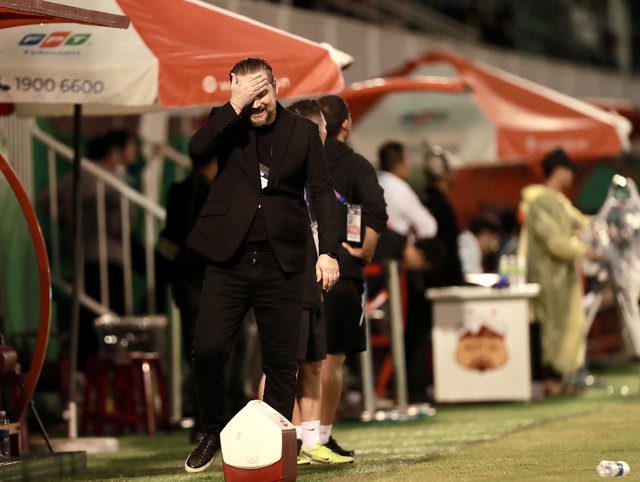 HAGL lại '&aacute;t v&iacute;a' HLV Popov, bất ngờ đ&aacute;nh bại Thể C&ocirc;ng Viettel: Chiến thắng đầu ti&ecirc;n qu&yacute; hơn v&agrave;ng - Ảnh 1.