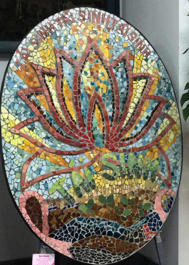 'Tái sinh': Câu chuyện của 20 bức tranh làm từ vật liệu phế thải- Ảnh 2. 'Tái sinh': Câu chuyện của 20 bức tranh làm từ vật liệu phế thải- Ảnh 2.