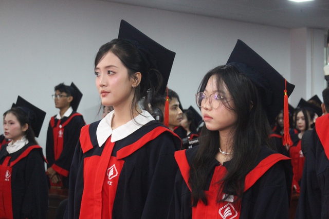 Bỏ ngang ĐH, nữ sinh viên xuất sắc trở thành thủ khoa toàn khóa CĐ - Ảnh 2.