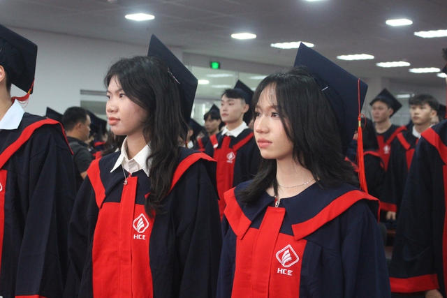 Phụ huynh học sinh hỏi ‘học ngành gì ra trường có việc làm’, chuyên gia trả lời - Ảnh 2.