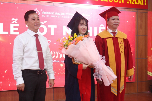 Bỏ ngang ĐH, nữ sinh viên xuất sắc trở thành thủ khoa toàn khóa CĐ - Ảnh 1.