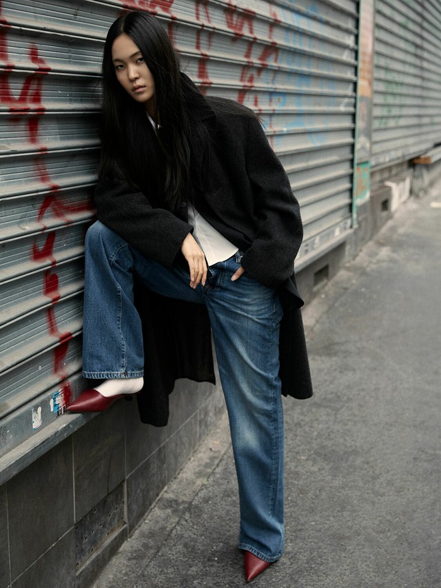 Giày cao gót màu đỏ tía thanh lịch 'thắp sáng' phong cách mùa thu- Ảnh 4. Giày cao gót màu đỏ tía thanh lịch 'thắp sáng' phong cách mùa thu- Ảnh 4.