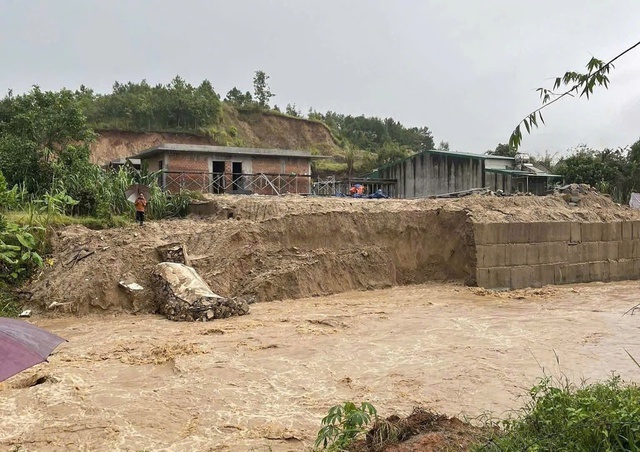Sạt lở tại Quảng Ngãi: Giao thông miền núi bị ảnh hưởng trầm trọng sau mưa lớn- Ảnh 6. Sạt lở tại Quảng Ngãi: Giao thông miền núi bị ảnh hưởng trầm trọng sau mưa lớn- Ảnh 6.