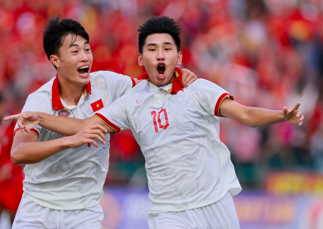 U.23 Việt Nam gọi trung vệ cao 1,95 m và tiền đạo 1,67 m: Tại sao không?
- Ảnh 2. U.23 Việt Nam gọi trung vệ cao 1,95 m và tiền đạo 1,67 m: Tại sao không?
- Ảnh 2.