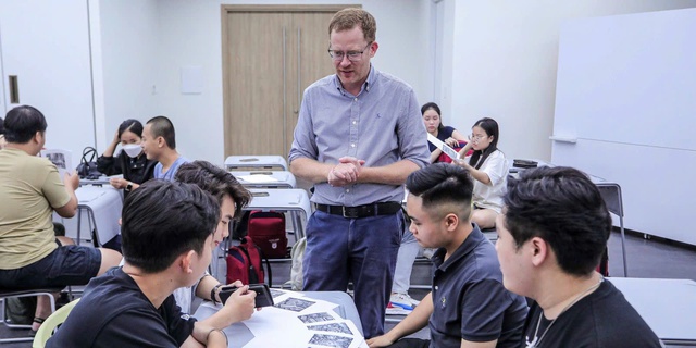 Trường ĐH 'trải thảm' để thu hút chuyên gia - Ảnh 1.