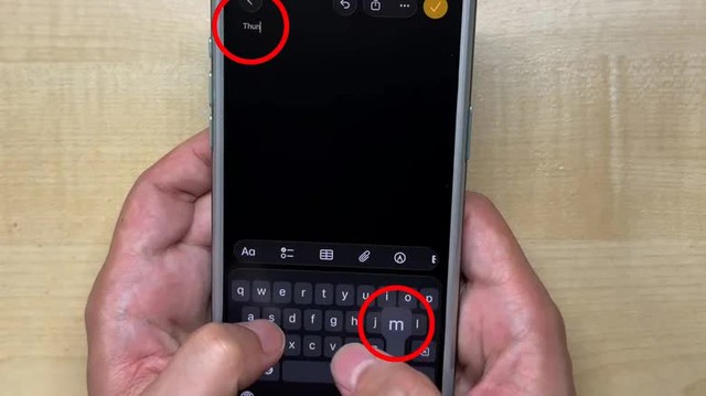 Người dùng iPhone dở khóc dở cười vì lỗi bàn phím iOS 26 - Ảnh 1.