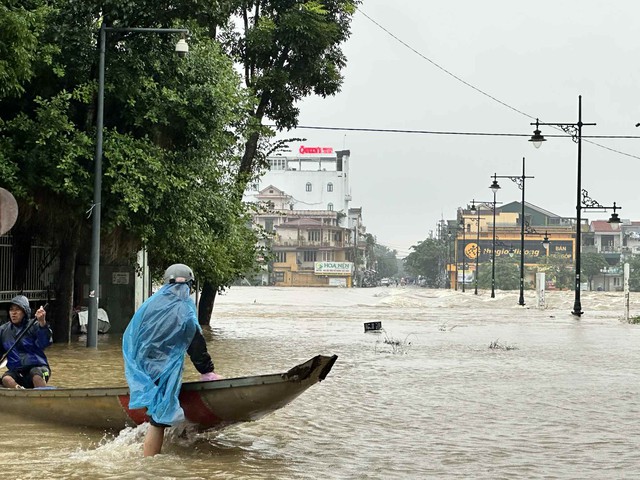 Lũ đặc biệt lớn, vượt lịch sử ở Huế, nhiều x&atilde;, phường nguy cơ ngập lụt - Ảnh 1.
