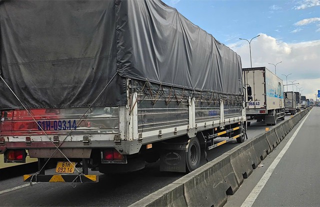 TP.HCM: Xe đầu kéo chở sắt gặp sự cố, đường Lê Đức Anh ùn ứ- Ảnh 2. TP.HCM: Xe đầu kéo chở sắt gặp sự cố, đường Lê Đức Anh ùn ứ- Ảnh 2.