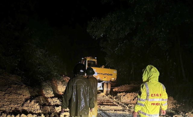 Công an Quảng Ngãi tiếp tế lương thực, xuyên đêm chốt chặn tại các điểm sạt lở - Ảnh 4.