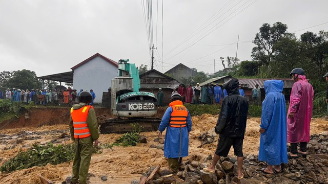 Công an Quảng Ngãi tiếp tế lương thực, xuyên đêm chốt chặn tại các điểm sạt lở - Ảnh 5.