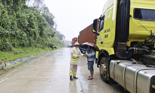 Công an Quảng Ngãi tiếp tế lương thực, xuyên đêm chốt chặn tại các điểm sạt lở - Ảnh 1.