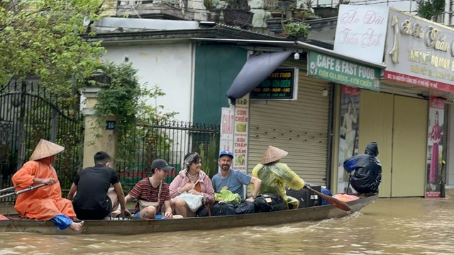 TP.Huế nước lũ lên nhanh nhiều tuyến đường đã biến thành sông - Ảnh 3.