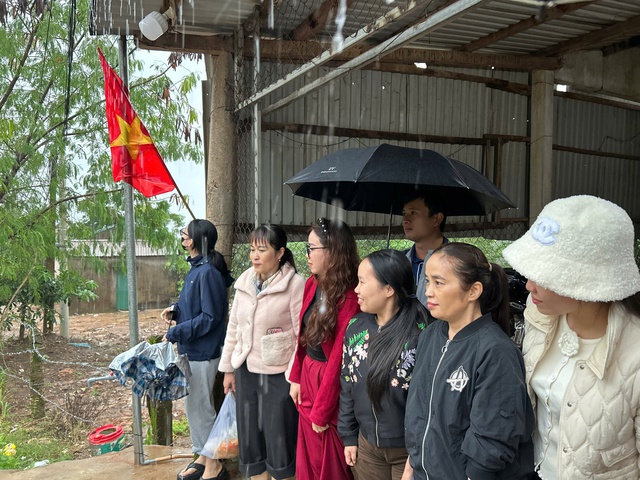 Mưa lớn vùng cao, hàng chục giáo viên bị kẹt lại giữa đường đến trường - Ảnh 3.