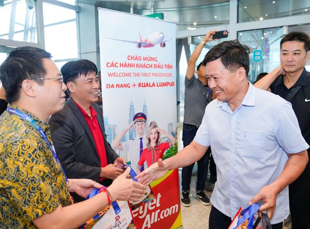 Vietjet khai trương đường bay mới kết nối Malaysia với thành phố biển Đà Nẵng - Ảnh 1.