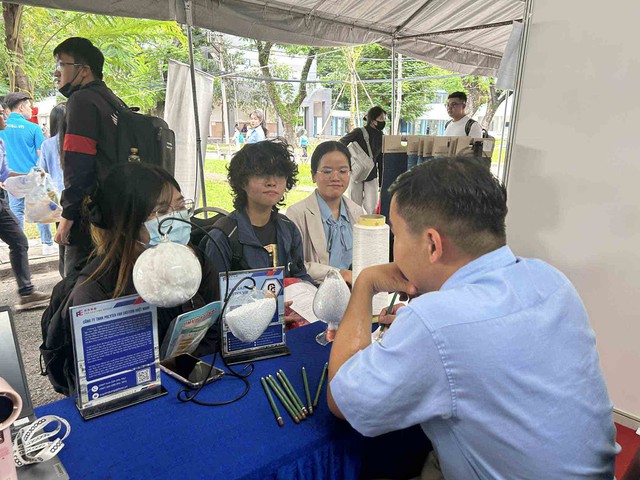 Nhiều người dù sở hữu bằng đại học danh giá vẫn loay hoay tìm việc - Ảnh 1.