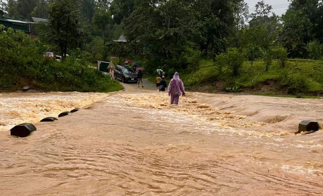Mưa lớn vùng cao, hàng chục giáo viên bị kẹt lại giữa đường đến trường - Ảnh 2.