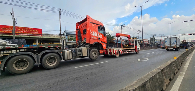 TP.HCM: Xe đầu kéo chở sắt gặp sự cố, đường Lê Đức Anh ùn ứ- Ảnh 3. TP.HCM: Xe đầu kéo chở sắt gặp sự cố, đường Lê Đức Anh ùn ứ- Ảnh 3.