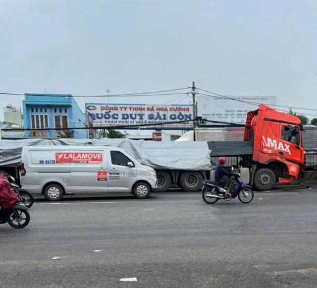 TP.HCM: Xe đầu kéo chở sắt gặp sự cố, đ…