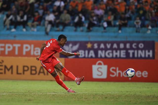 Đá thiếu người, CLB CAHN vẫn thắng CLB Công an TP.HCM: Đua vô địch rất 'nóng'- Ảnh 2.