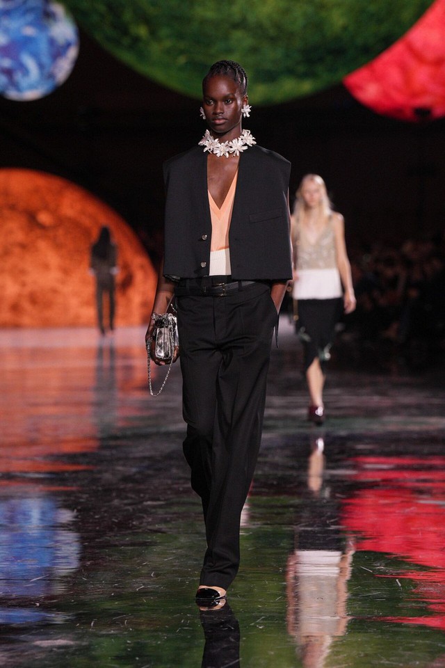 Áo khoác dáng ngắn mẫu áo lý tưởng giúp nàng đón gió  mùa - Ảnh 2.