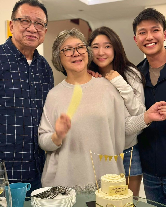 'Trùm vai phụ' Hứa Thiệu Hùng nguy kịch, loạt sao Hồng Kông tức tốc đến bệnh viện- Ảnh 7. 
Hứa Thiệu Hùng bên gia đình