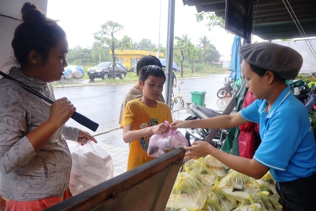 Nhà hàng ở Hội An nấu suất cơm miễn phí cho người dân vùng ngập lụt - Ảnh 2.