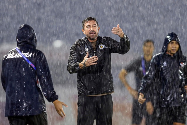 HLV người Úc phàn nàn mặt sân V-League: 'Tôi chưa từng thấy thứ này bao giờ' 1 HLV Kewell ngán ngẩm mặt sân V-League: 'Tôi chưa từng thấy thứ này bao giờ'- Ảnh 1.