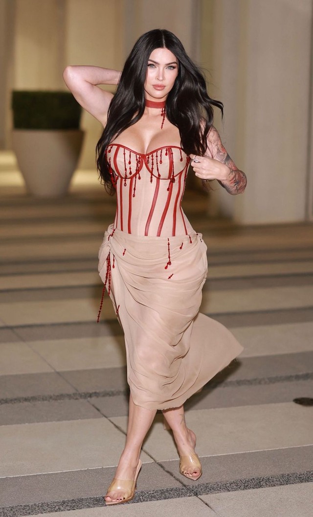 Megan Fox khoe sắc vóc bốc lửa sau khi sinh con thứ 4 - Ảnh 3.