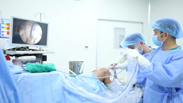 Khó gập duỗi sau phẫu thuật thay khớp, vì sao? - Ảnh 1.