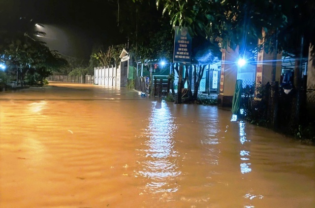 Thủy điện điều tiết, xả lũ lượng nước lớn, dân hạ du dọn đồ chạy lũ - Ảnh 1. Thủy điện điều tiết, xả lũ lượng nước lớn, dân hạ du dọn đồ chạy lũ - Ảnh 1.