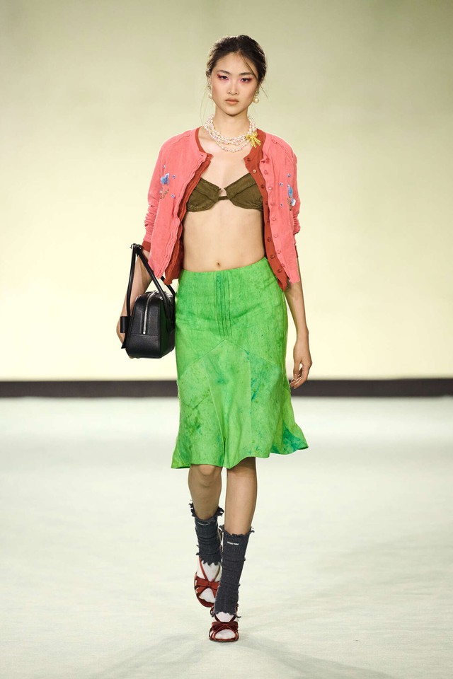 Áo khoác dáng ngắn mẫu áo lý tưởng giúp nàng đón gió  mùa - Ảnh 1.