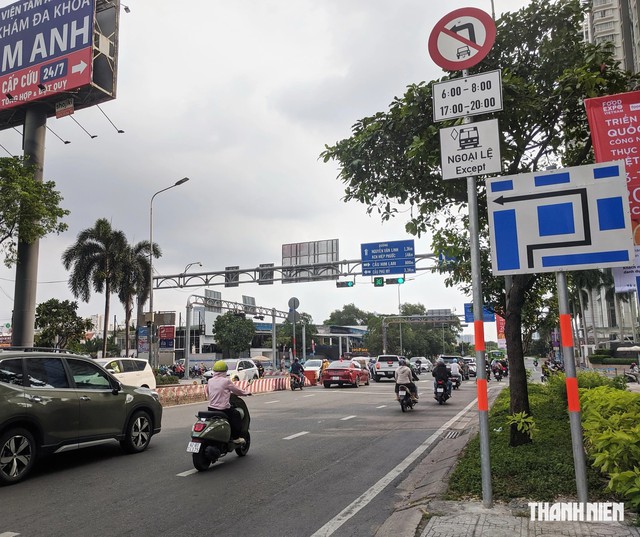 Có biển cấm quay đầu, rẽ trái được không? - Ảnh 1.