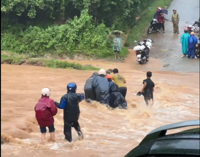 Mưa lớn vùng cao, hàng chục giáo viên bị kẹt lại giữa đường đến trường - Ảnh 1.
