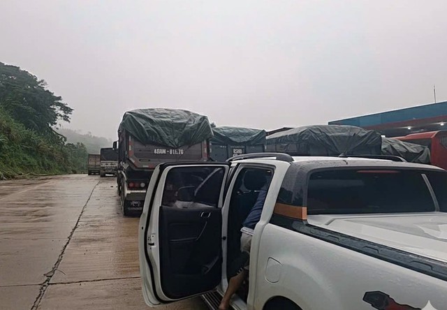 Xe 'mắc kẹt’ hàng dài suốt 2 ngày trên đường Hồ Chí Minh vì sạt lở  - Ảnh 2.