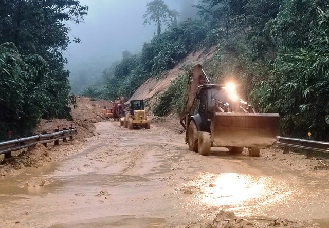 Xe 'mắc kẹt’ hàng dài suốt 2 ngày trên đường Hồ Chí Minh vì sạt lở  - Ảnh 1.