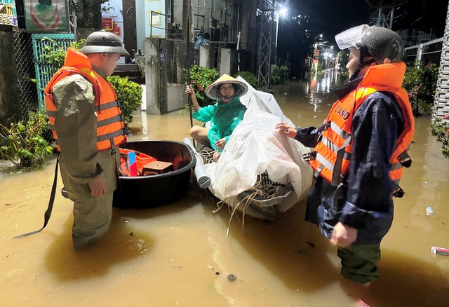 Thủy điện điều tiết, xả lũ lượng nước lớn, dân hạ du dọn đồ chạy lũ - Ảnh 4. Thủy điện điều tiết, xả lũ lượng nước lớn, dân hạ du dọn đồ chạy lũ - Ảnh 4.