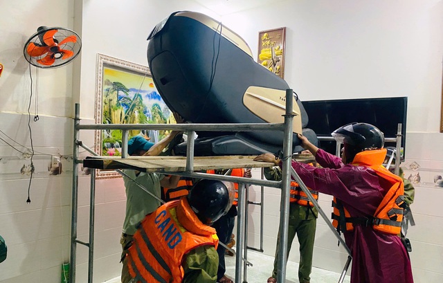 Thủy điện điều tiết, xả lũ lượng nước lớn, dân hạ du dọn đồ chạy lũ - Ảnh 5. Thủy điện điều tiết, xả lũ lượng nước lớn, dân hạ du dọn đồ chạy lũ - Ảnh 5.