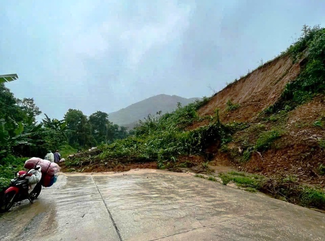 Đà Nẵng: Sạt lở phức tạp nhiều xã vùng cao, hàng trăm hộ dân bị cô lập - Ảnh 3.