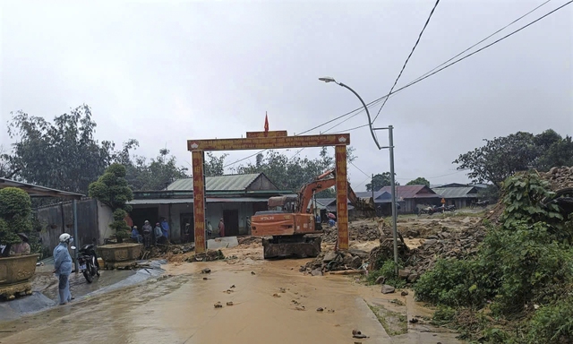 Mưa lớn gây sạt lở, gần 450 hộ dân ở miền núi quảng ngãi bị cô lập - Ảnh 1.