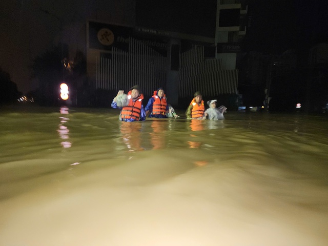 TP.Huế lũ lịch sử 3 hồ chứa đưa vào diện diễn biến phức tạp, bất thường - Ảnh 1.