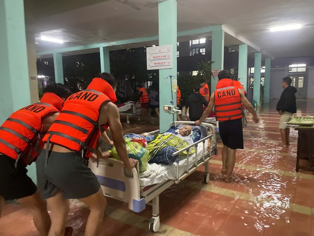 TP.Huế lũ lịch sử 3 hồ chứa đưa vào diện diễn biến phức tạp, bất thường - Ảnh 2.