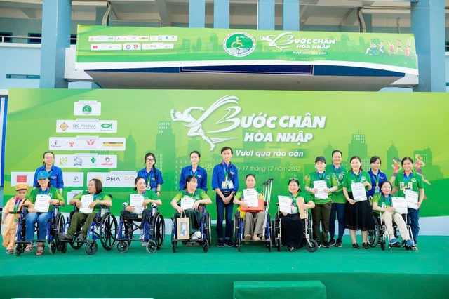 &Aacute;nh s&aacute;ng từ những bước ch&acirc;n - Ảnh 2.