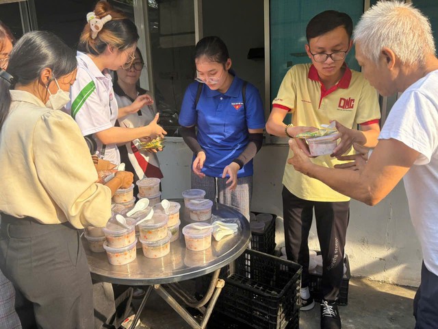 &Aacute;nh s&aacute;ng từ những bước ch&acirc;n - Ảnh 12.