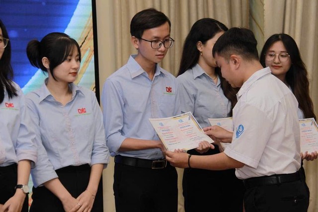 &Aacute;nh s&aacute;ng từ những bước ch&acirc;n - Ảnh 14.