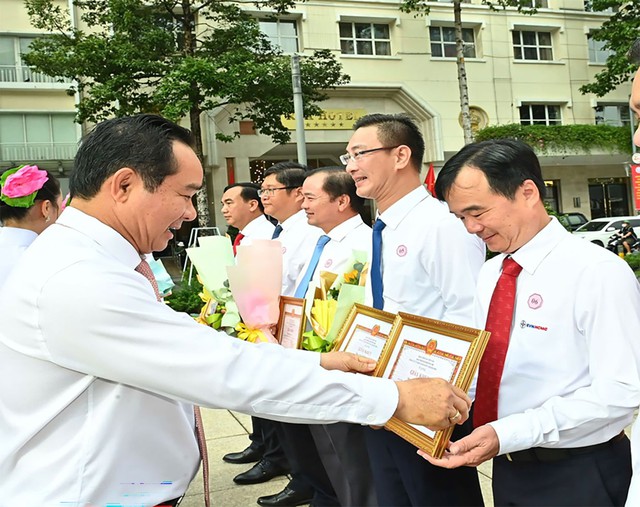 EVNHCMC được tuyên dương điển hình ‘Dân vận khéo’ năm 2025 - Ảnh 1.