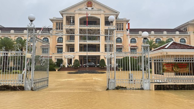 Ngập lụt tại TP . Huế: Người dân gồng mình chống chọi với mưa lũ kéo dài - Ảnh 3. Ngập lụt tại TP . Huế: Người dân gồng mình chống chọi với mưa lũ kéo dài - Ảnh 3.