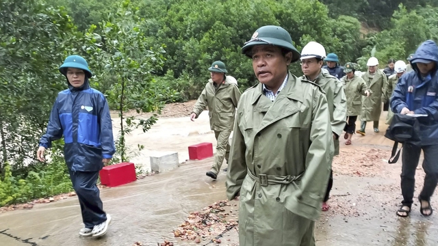 Quảng Ngãi: Hơn 120 tuyến đường bị sạt lở ở vị trí nào?- Ảnh 6. Quảng Ngãi: Hơn 120 tuyến đường bị sạt lở ở vị trí nào?- Ảnh 6.