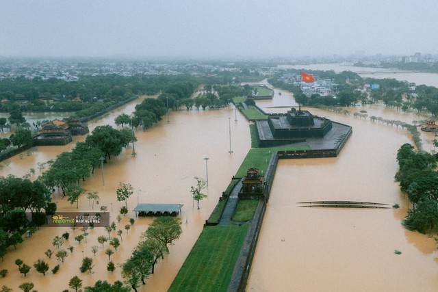 Ngập lụt tại TP . Huế: Người dân gồng mình chống chọi với mưa lũ kéo dài - Ảnh 2. Ngập lụt tại TP . Huế: Người dân gồng mình chống chọi với mưa lũ kéo dài - Ảnh 2.