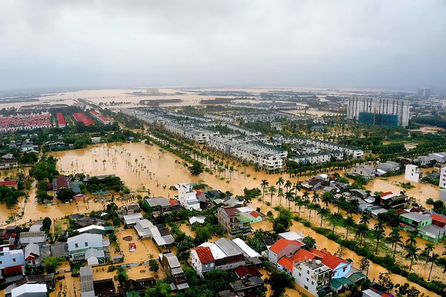Ngập lụt tại TP . Huế: Người dân gồng mình chống chọi với mưa lũ kéo dài - Ảnh 5. Ngập lụt tại TP . Huế: Người dân gồng mình chống chọi với mưa lũ kéo dài - Ảnh 5.